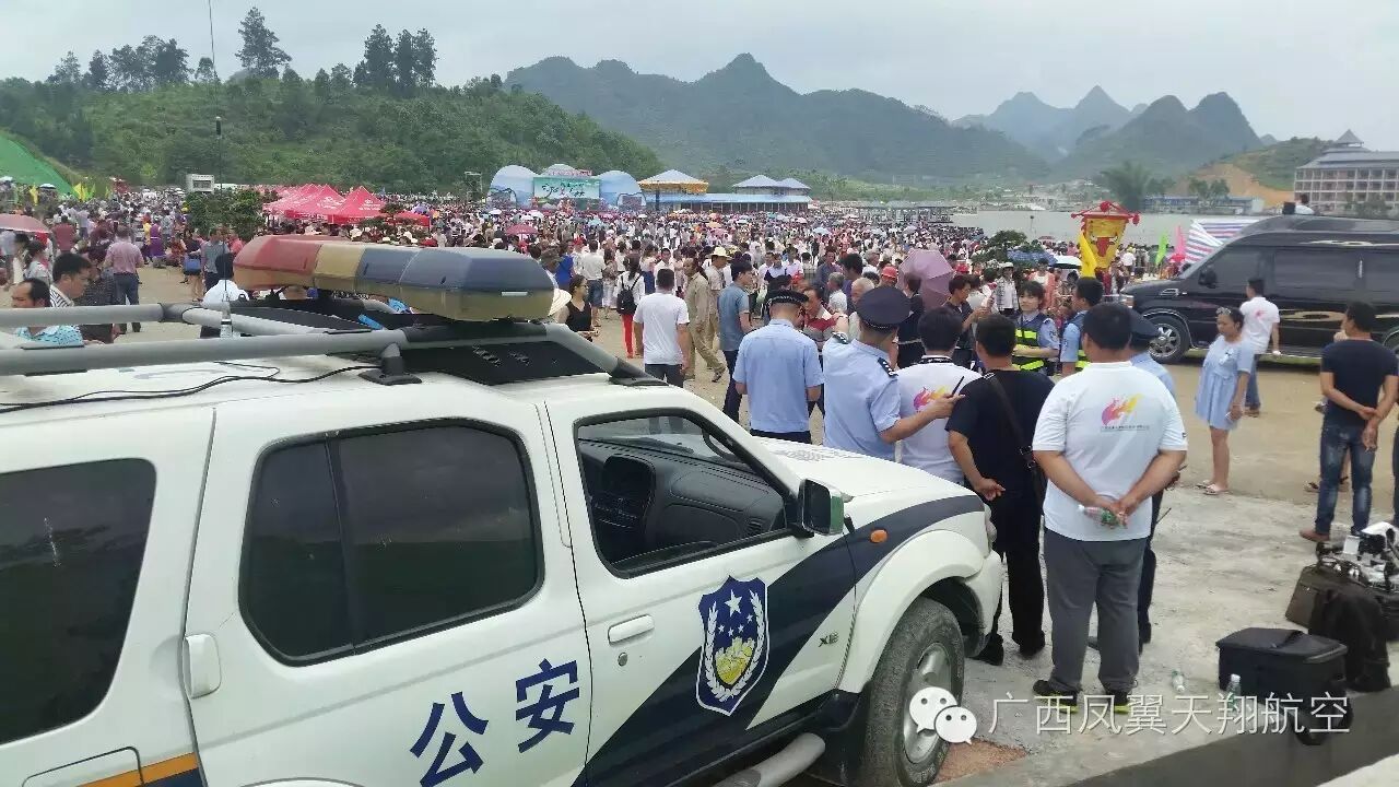 廣西上林縣運用無人機(jī)配合安保，“空中警員”亮相活動現(xiàn)場 