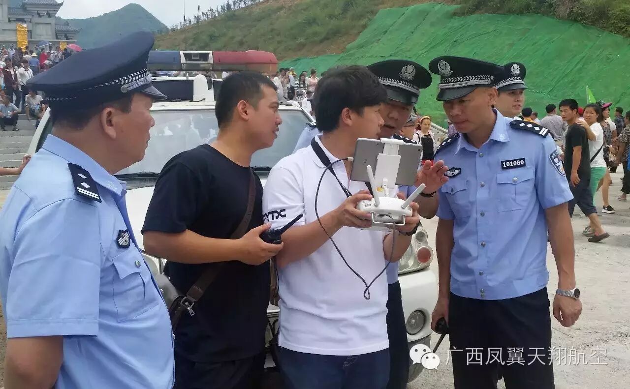 廣西上林縣運(yùn)用無人機(jī)配合安保，“空中警員”亮相活動(dòng)現(xiàn)場 