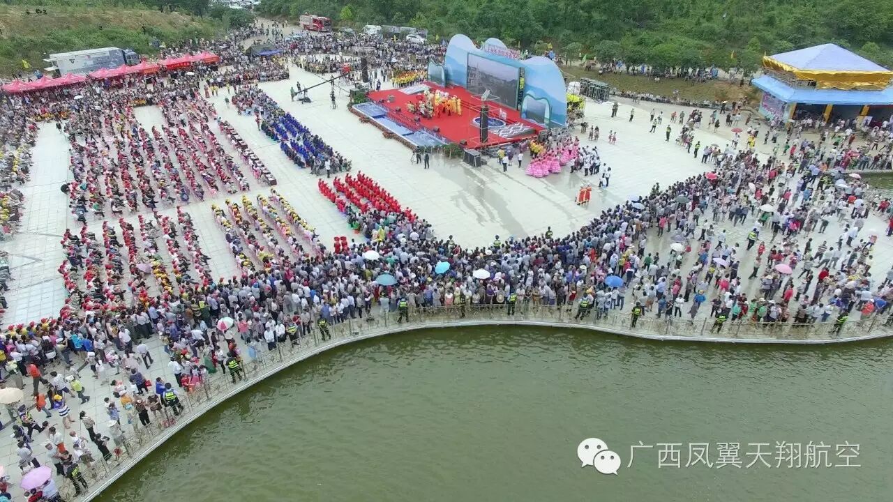 廣西上林縣運(yùn)用無人機(jī)配合安保，“空中警員”亮相活動現(xiàn)場 