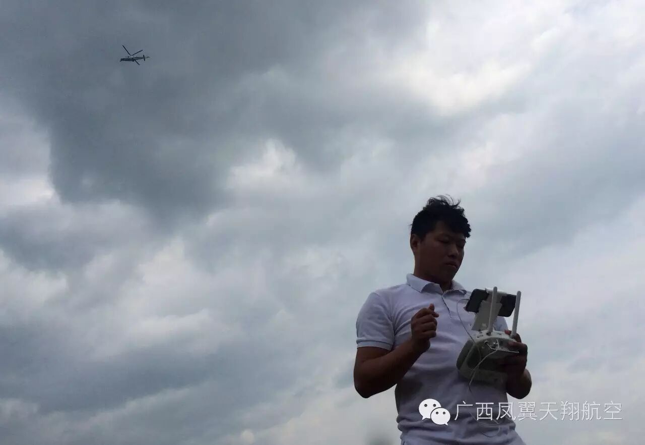 廣西上林縣運(yùn)用無(wú)人機(jī)配合安保，“空中警員”亮相活動(dòng)現(xiàn)場(chǎng) 