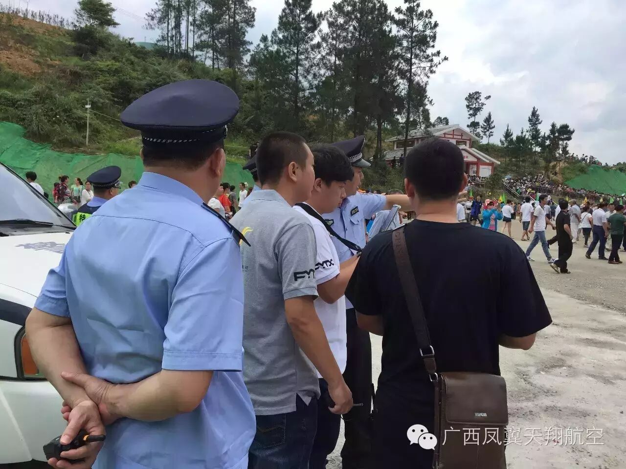 廣西上林縣運用無人機(jī)配合安保，“空中警員”亮相活動現(xiàn)場 