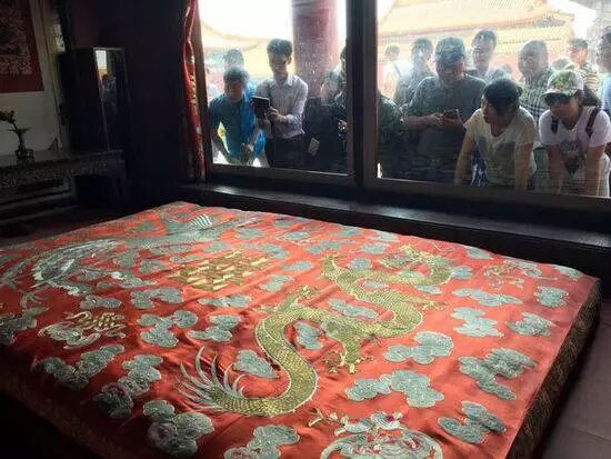 故宫“宫灯”美得不要不要的，竟是因为有TA？！