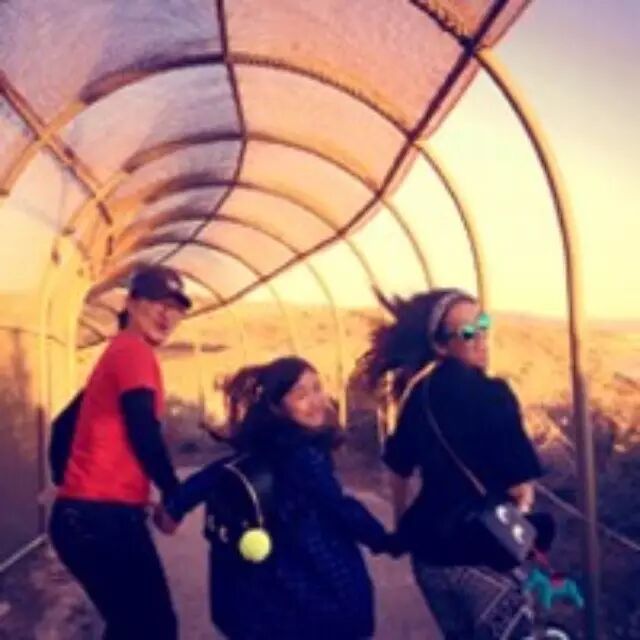 手牵汪峰和大女儿,好妈妈章子怡幸福满满