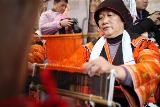 姑娘，穿民族服装的你其实很美！ | 瑶家悲歌：瑶绣技艺面临失传危险666 / 作者:小红花 / 帖子ID:106506