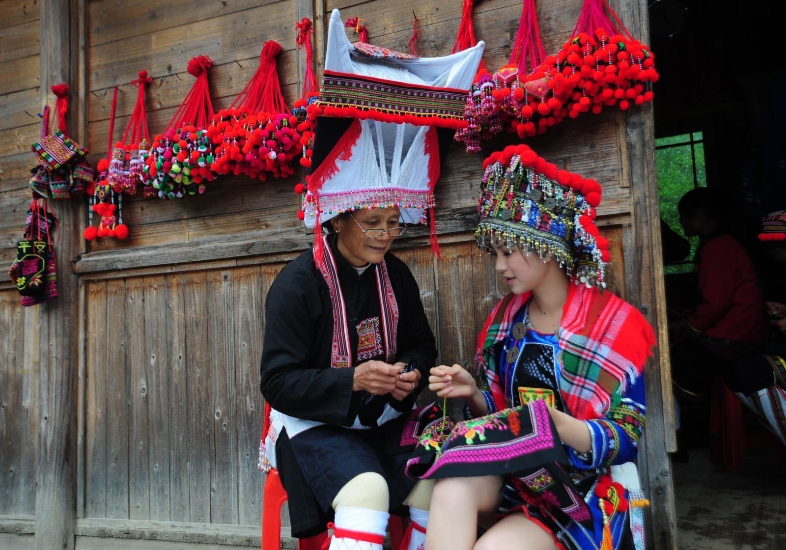 姑娘，穿民族服装的你其实很美！ | 瑶家悲歌：瑶绣技艺面临失传危险494 / 作者:小红花 / 帖子ID:106506