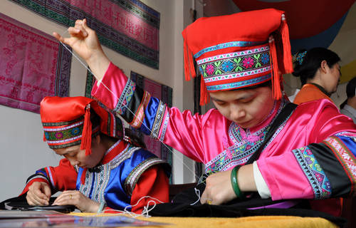 姑娘，穿民族服装的你其实很美！ | 瑶家悲歌：瑶绣技艺面临失传危险381 / 作者:小红花 / 帖子ID:106506