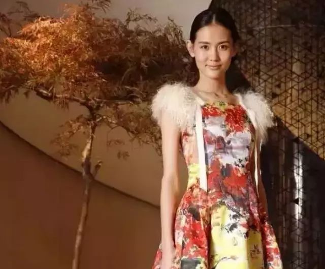 付欢欢亮相2015秋冬“山驿”服装预览