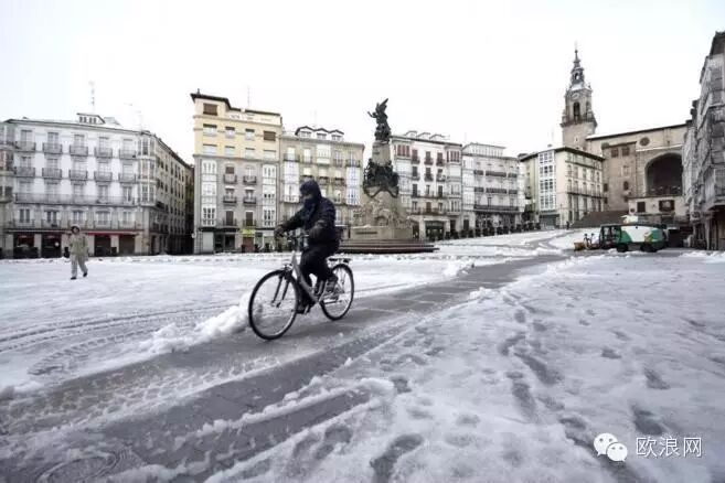 西班牙气象局对34个省发布暴风雪大浪警报 持续到周三