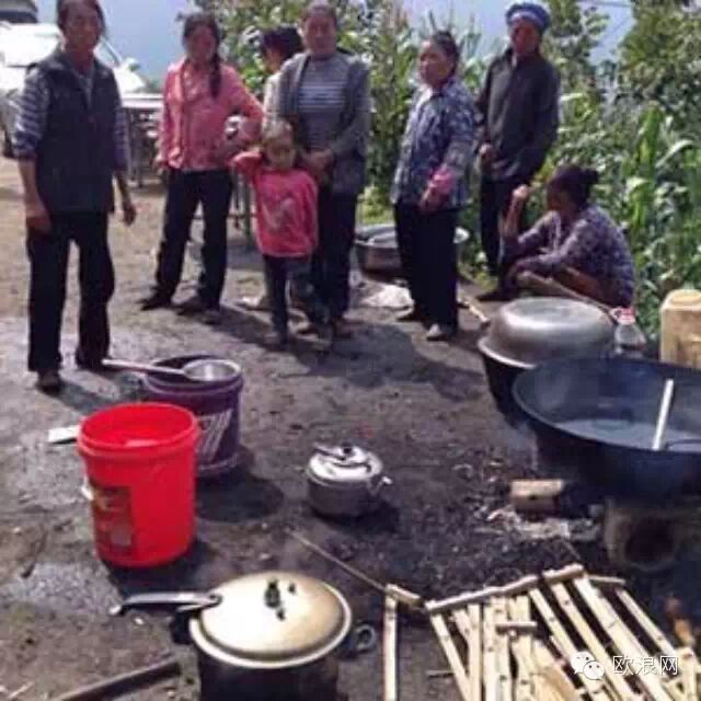 花椒、酸菜和稀饭：震中村民一天两顿的“大锅饭”菜单