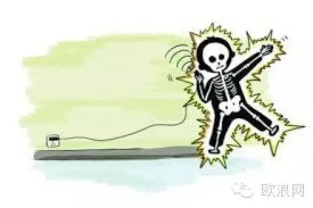 恐怖！女孩边充电边用iPhone6被电死！她用的充电器是…