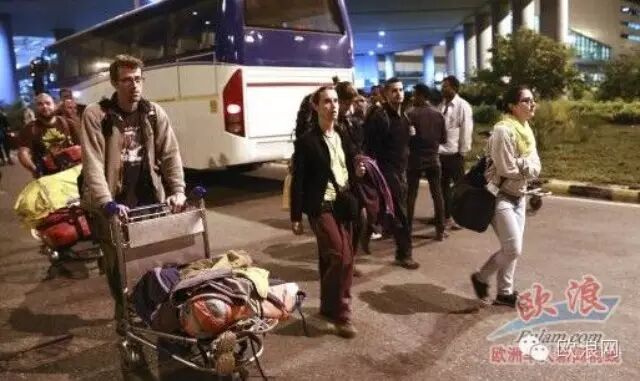 西班牙游客劫后余生转而破口大骂 网友抨击其“丢脸”