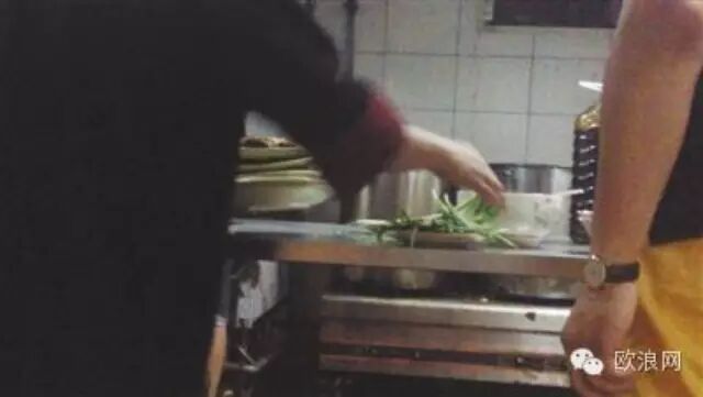 记者卧底烤肉店：食客“口水肉” 转手回餐桌