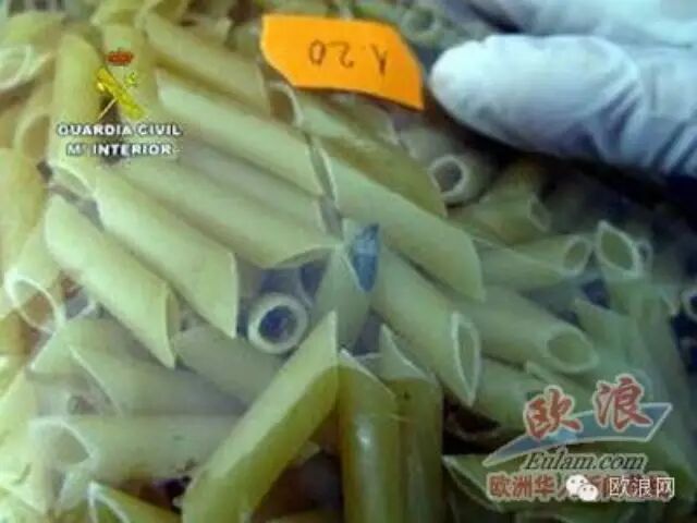 西班牙宪兵在阿梅利亚查封一食品店 80%货物过期甚至生虫