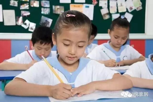 现在的学校教育，是在逼着其中一个家长辞职回家！