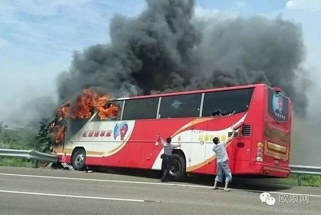 台湾大巴自撞起火致26人遇难 24人来自辽宁(组图)