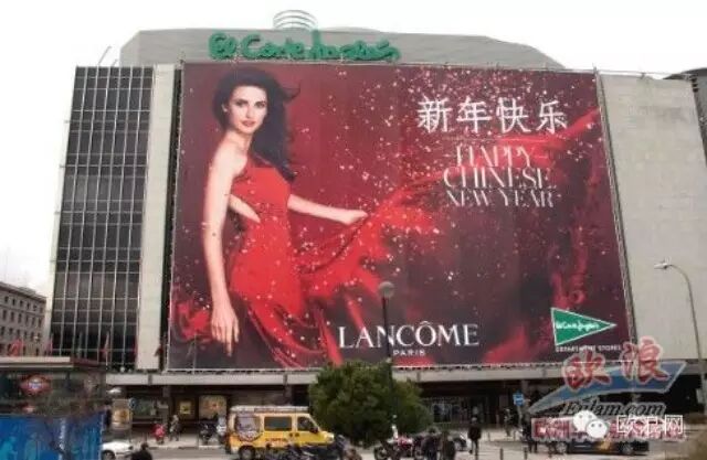 西班牙百货公司以数千计的康乃馨迎接中国农历羊年春节的到来