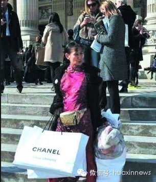 中国女土豪美国游10余人服侍 当地导游叹为观止