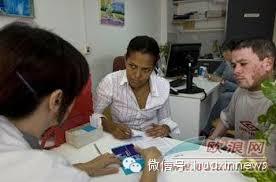 西班牙‘取消非法移民免费医疗‘政策有松动的可能