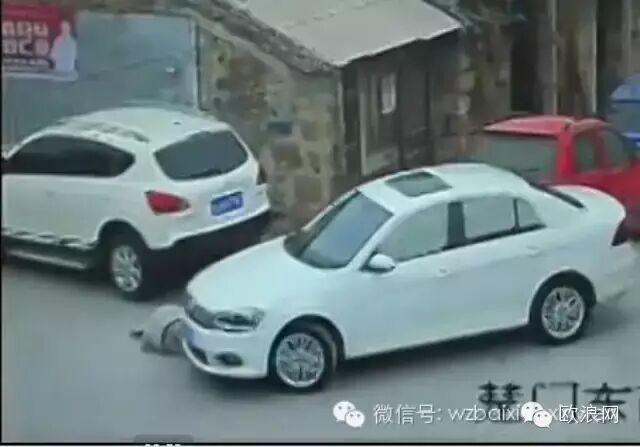 老人摔倒8分钟23人路过无人扶 遭轿车碾压拖行