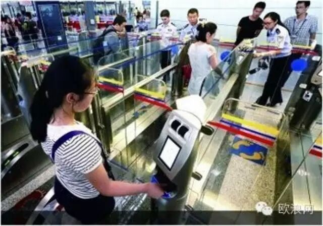 中国启用电子护照 出入境将可自助通关只需10秒