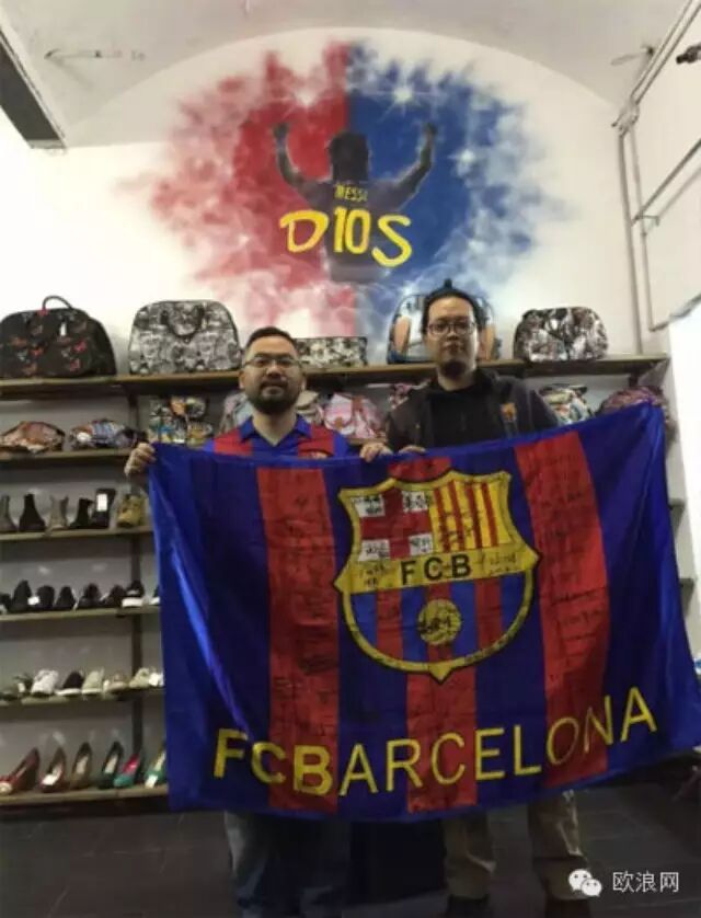 一巴萨中国球迷驾国产摩托 骑行三万公里到达巴塞朝圣