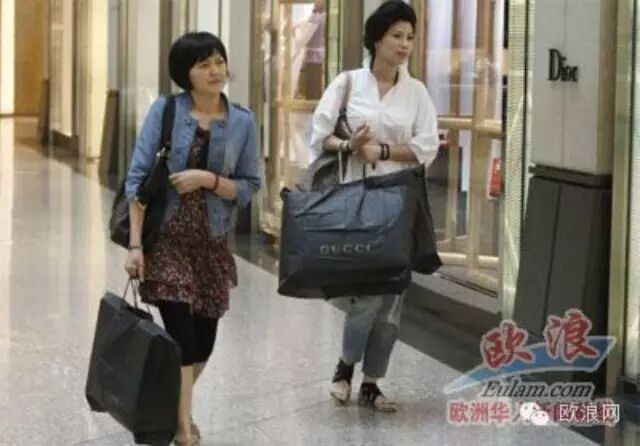 无知！中国游客购物退税引西班牙网友不满！