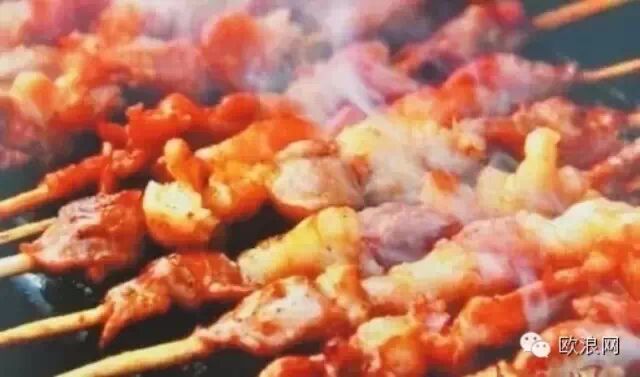黑心！你吃的肉串或是臭肉做的！"神水"泡过你还敢吃吗？