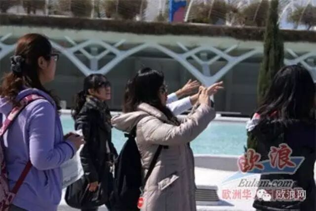 西班牙以中国人为首的亚洲游客更加依赖于智能手机