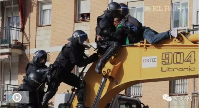 马德里发生“强拆事件” 房屋被警察用推土机推倒  11名居民抵抗被捕