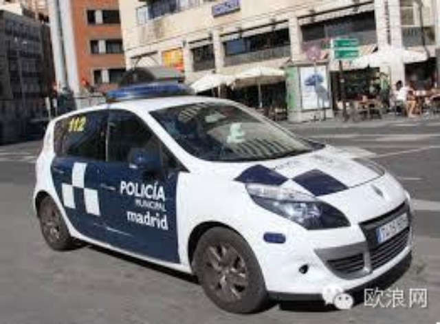 马德里一名国家警察女督察在路边打骂巡警被捕