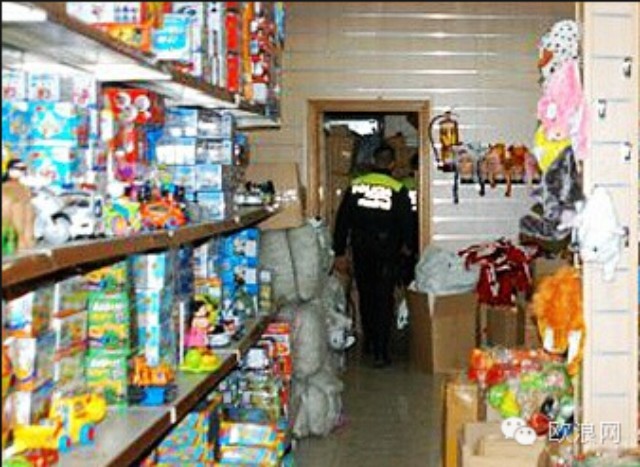 圣诞节将近，西班牙警方开始检查华人百元店玩具