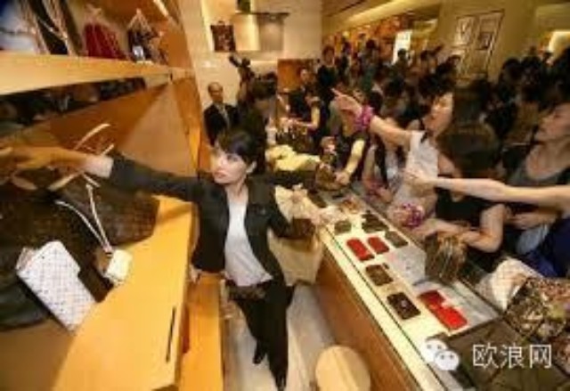 别说中国人穷了 全球47%奢侈品是他们买的