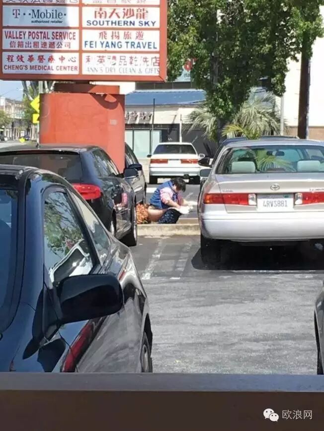 【海外华人】震惊！洛杉矶闹市区 亚裔妇女当街脱裤大便