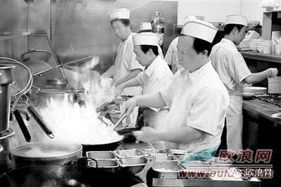 西班牙中餐馆火爆 改良版美食受追捧