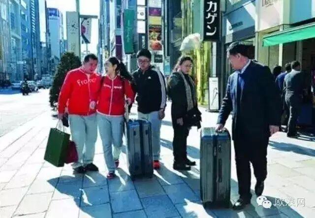 惊呆了！中国男子在日本花了20万扫货 动用集装箱运到浦东机场