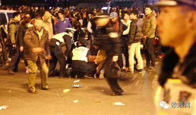 上海外滩踩踏事故部分伤亡者身份查明 ▏新年出行，六招逃离踩踏