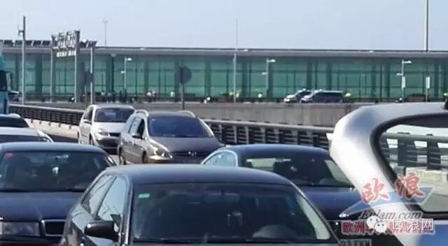 巴塞机场两大警种联合执法 针对非法营运车辆进行设卡重查