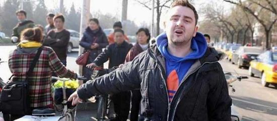 北京撞大妈老外来自欧洲 在京当厨师月入1万