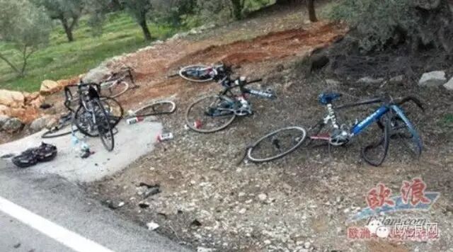 西班牙一辆汽车疯狂逆行 压坏六辆自行车一人重伤