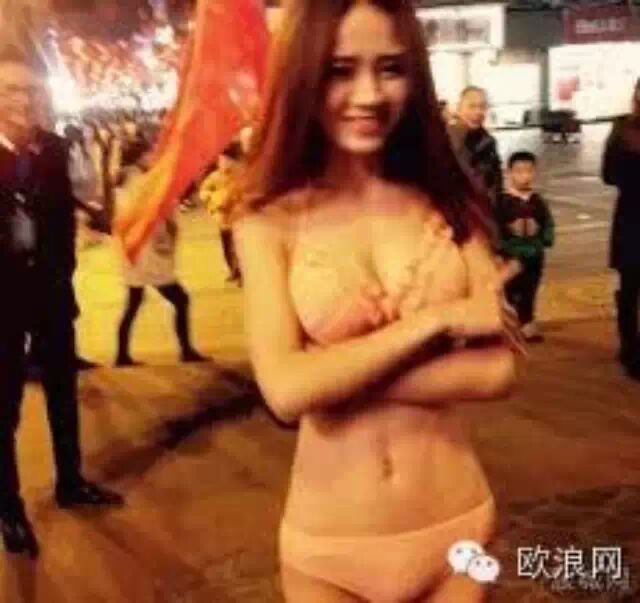温州酒吧开业竟请美女当街脱衣 抚摸胸部下体淫秽不堪