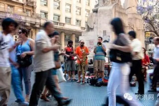 西班牙中国游客被盗窃 相机意外拍下疑犯照片成侦破线索