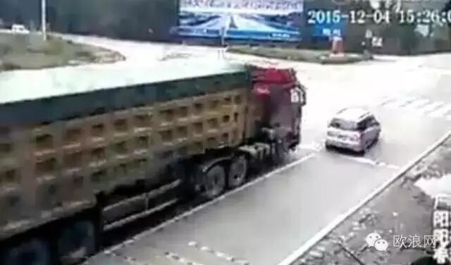 【提醒】太惨了！小车瞬间被压扁、8人死亡！这条微信你一定要看看