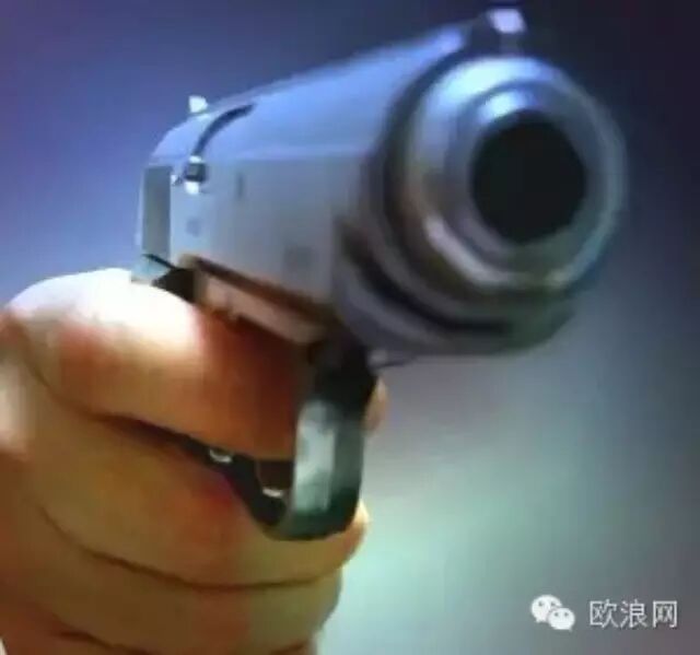 【警惕】持枪劫匪威胁小孩子 华人老板愤而拔枪
