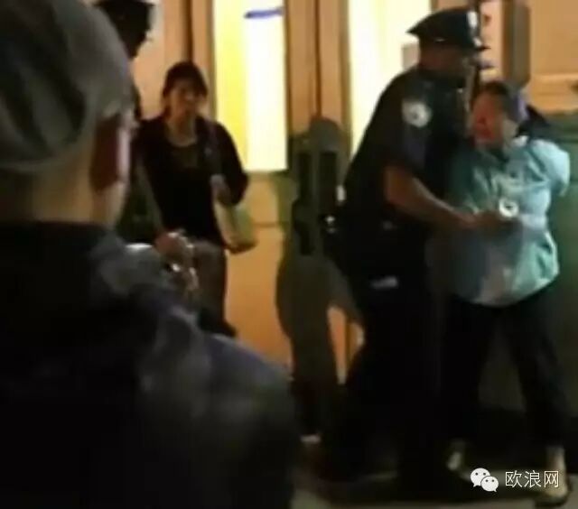 美国警察殴打辱骂抢购iphone6的中国女子！