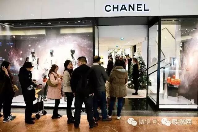 【奢侈品】香奈儿调价在即，巴黎专卖店门前排长龙