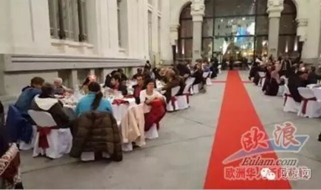 马德里两百流浪汉、老人和孤独者在市政府大楼共进平安夜晚宴