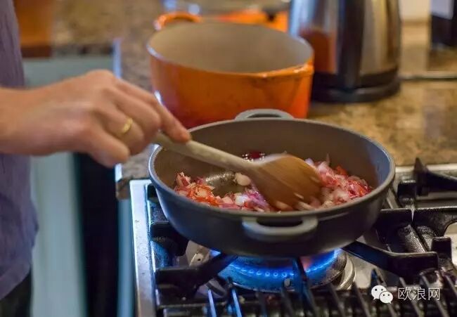马德里留学生在家做饭 油烟太重被房东赶出家门
