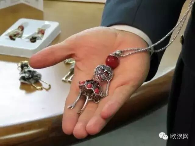 意警察扣押上百万件商品 十四名华商受到指控、波及多个城市