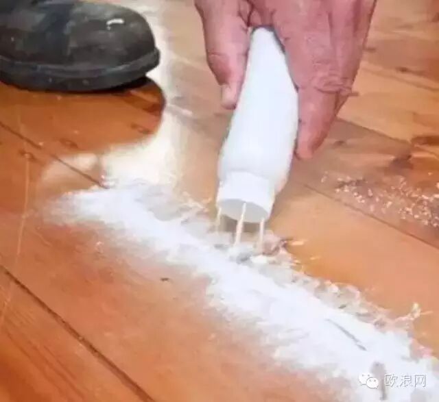 【实用】把爽身粉撒到地板缝里，奇迹发生了！