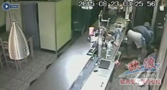西班牙Girona强悍酒吧老板 徒手打跑两名持枪暴徒